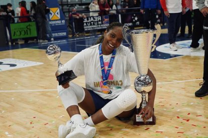 Blanca Quiñonez, en Italia, con uno de los últimos títulos nacionales que ganó.