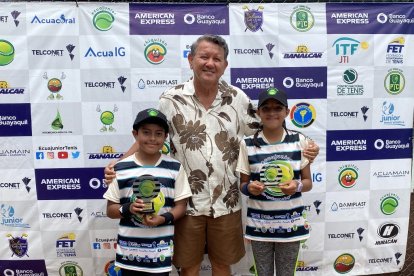 David Mayorga (i), Jonhny Saldivias y Natalia Pinargote, en la premiación de la categoría 11 años unificado.