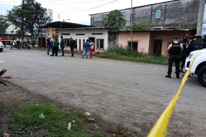 La policía llegó a la escena y realizó el levantamiento del cuerpo.