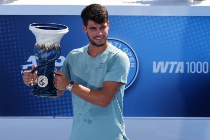 Alcaraz levantó el trofeo de campeón, tras 5-0 en el marcador y apenas 23 minutos de partido disputados.