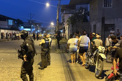 El joven terminó asesinado cuando retiró a las chicas.