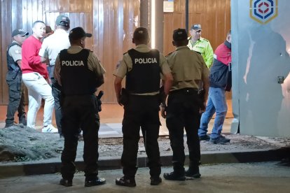 El ataque ocurrió en pleno centro de Loja, generando pánico entre los clientes del restaurante de las calles 24 de Mayo y Mercadillo.
