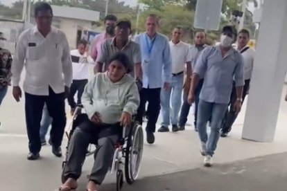 Los pacientes reclamaron que no hay camilleros ni enfermeros en el área de Emergencias.