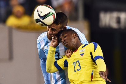 Miler Bolaños fue seleccionado. En esta imagen aparece en un partido contra Argentina.