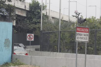 En la subida de este puente fue secuestrada la mujer. Hay cinco detenidos.