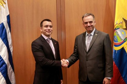 Los mandatarios de Ecuador y Uruguay estrechan relaciones en un encuentro histórico.