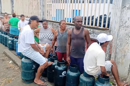 Decenas de personas realizan fila afuera del centro de distribución ubicado frente a la Refinería de Esmeraldas.