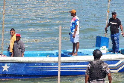 La policía estuvo presente en el Puerto Pesquero Artesanal de Esmeraldas para realizar las investigaciones pertinentes.