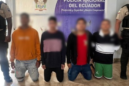 Cuatro adultos fueron aprehendidos y un menor que estaba con ellos fue aislado.