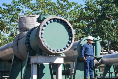 Un trabajador de la estatal Petroecuador en una foto de archivo.