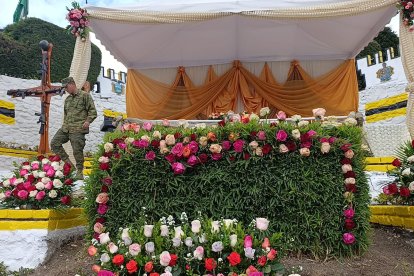 La Virgen de El Cisne cumple su trayecto final hacia Loja, rodeada de miles de fieles y con un homenaje militar que la declarará Generalísima.