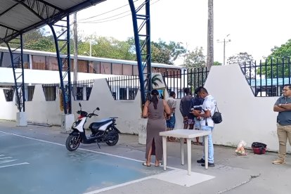 Los tres detenidos fueron presentados la tarde de este miércoles 20 de agosto en el patio de parte del comando de policía de Esmeraldas.