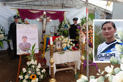 La policía Nicole Chisag fue despedida por sus familiares y compañeros en Santa Rosa de Ambato.