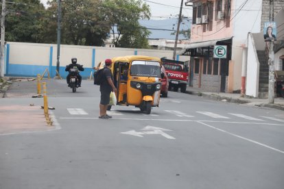 La tricimoto estuvo a pocos segundos de embestir al peatón que cruzaba la calle.