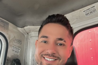 Paúl Lemos maneja un camión repartidor por las calles de Nueva York.

AG-EXTERNOS