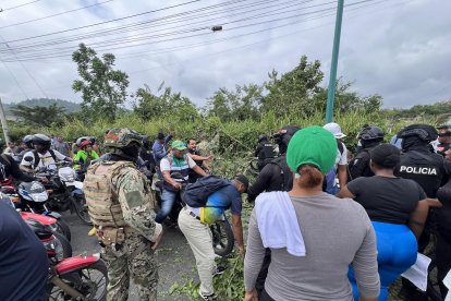 Los manifestantes, la mayoría moradores del barrio del sur de Esmeraldas, bloquearon la vía con restos de árboles y llantas.