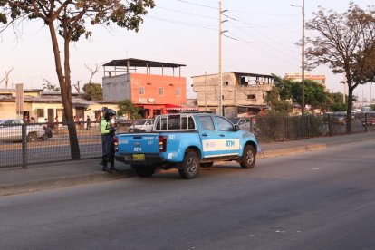 Agentes de la ATM custodian el lugar del accidente.