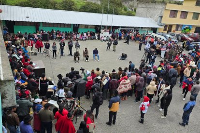 En medio de la asamblea comunitaria se ubicaron a los tres policías.