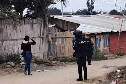 El peritaje de la policía en el área donde se produjo el crimen