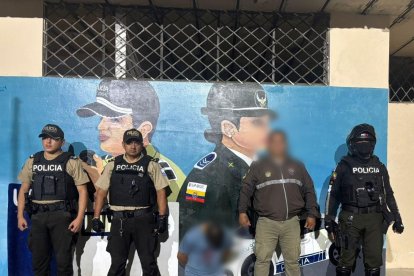 El herido fue llevado a una casa de salud , el pistolero detenido para la investigaciones.