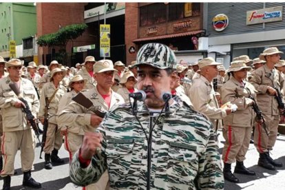 Maduro convoca a todos los milicianos y reservistas para reforzar la defensa del país.