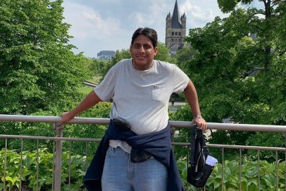 Xavier Ramos Pereira nació en Guayaquil y sus estudios los realizó en la Universidad Católica Santiago de Guayaquil, donde se graduó de Periodista profesional con mención en cultura.