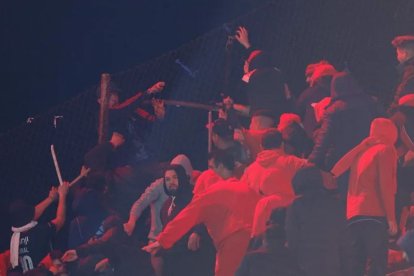 Caos en las tribunas deja varios aficionados con lesiones tras los enfrentamientos.