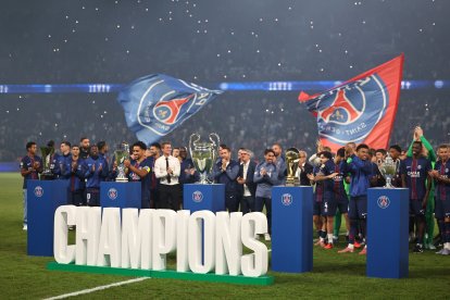 PSG antes del partido sacó a mostrar las copas que ganado en la última temporada.