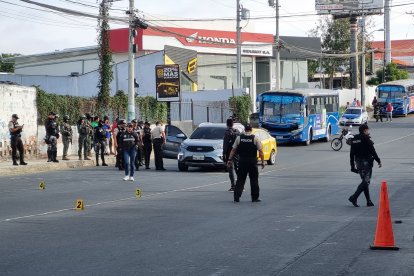 Un hombre fue asesinado a tiros cuando viajaba con integrantes de su familia