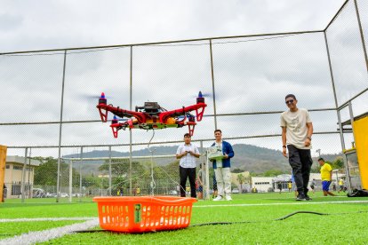 La mayoría de drones no lograron volar más de medio metro, pero sus creadores lucían satisfechos por el resultado.
