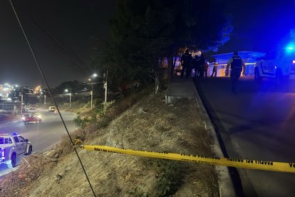 La Policía Nacional se desplegó en el barrio Jipijapa donde dos hombres fueron atacados a tiros