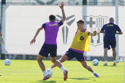 GRAFCAT1308. SANT JOAN DESPÍ (BARCELONA) (ESPAÑA), 22/08/2025.- El centrocampista del FC Barcelona, Dani Olmo, durante el entrenamiento que realiza la plantilla barcelonista para preparar el partido de liga que disputarán mañana ante el Levante UD en el Estadi Ciutat de Valencia. EFE/ Alejandro García
