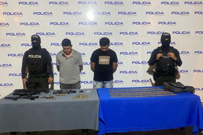Dos personas fueron detenidas la noche del viernes con el armamento y las municiones.