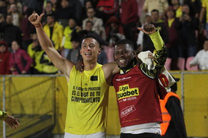Miguel Parrales (izq.) marcó el gol del triunfo ante Vinotinto en Quito.