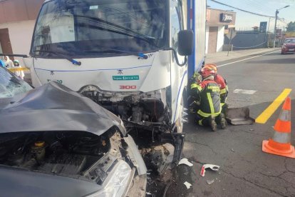 El percance vial fue entre un automóvil y un camión.