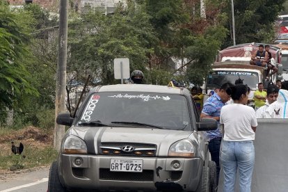 Cinco personas fueron asesinada a tiros. Los criminales abandonaron un vehículo.