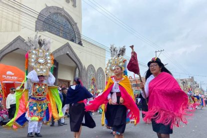 Con danzas y desfiles recuerdan a Santa Rosa de Lima.