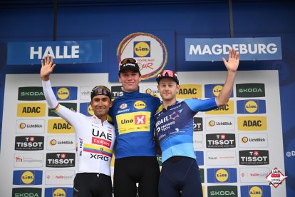 Narváez (i) quedó segundo de un podio que ganó el Soren Wærenskjold (Uno-X Mobility) y completó Riley Sheehan (Israel).