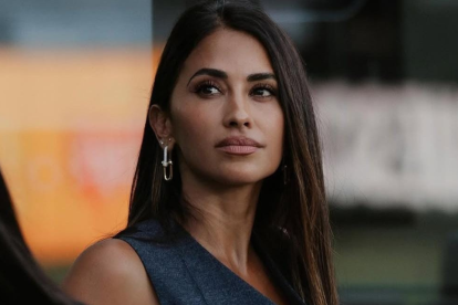 Antonela Roccuzzo, la esposa de Lionel Messi, se destaca por su estilo y elegancia en cada aparición pública.