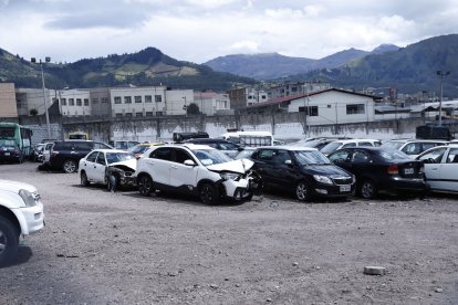 Los carros se acumulan en los Patios de Retención Vehicular de la Agencia Metropolitana de Tránsito.