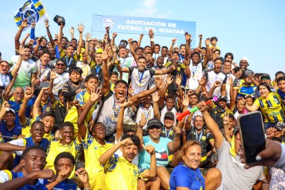 Jugadores de Astillero FC celebrando junto familiares dirigentes.