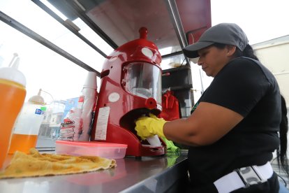 Raquel Alvarado vio en los jarabes y el frío la oportunidad de trabajo. No obstante, decidió emplear la creatividad para ganar clientes.