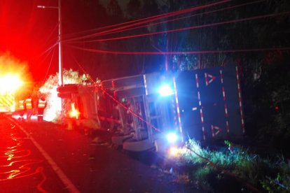 El vehículo pesado se volcó en la avenida Simón Bolívar, sur de Quito.