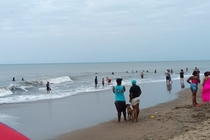 Turistas se concentraron en la playa de Tonsupa para observar las maniobras de rescate del turista ahogado.
