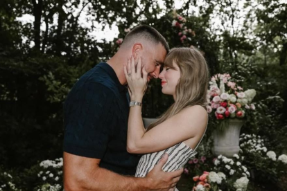 Taylor Swift y Travis Kelce anunciaron su compromiso con una serie de fotos románticas que emocionaron a sus fans.