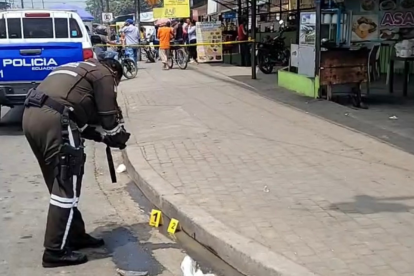 Los peritos fijaron varios indicios balísticos en la escena.