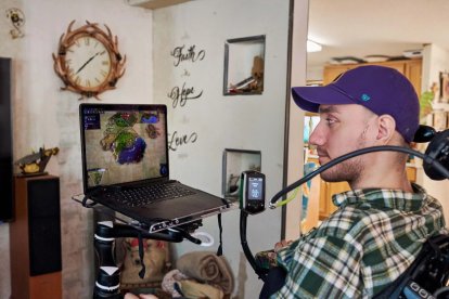 Retrato de Noland Arbaugh mientras utiliza su implante.