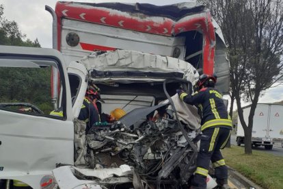 El choque de dos vehículos grandes dejó una persona fallecida.