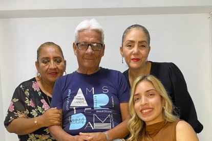 María Paula Pulley Cajamarca (abajo), junto a su mamá Verónica (izq.) y a dos miembros del elenco de la Escuelita cómica, Gloria (Tontina) y Walter (Mamerto).