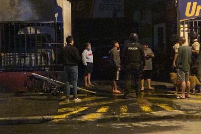 Una motocicleta resultó incinerada. La fachada del local quedó con manchas a causa del fuego.